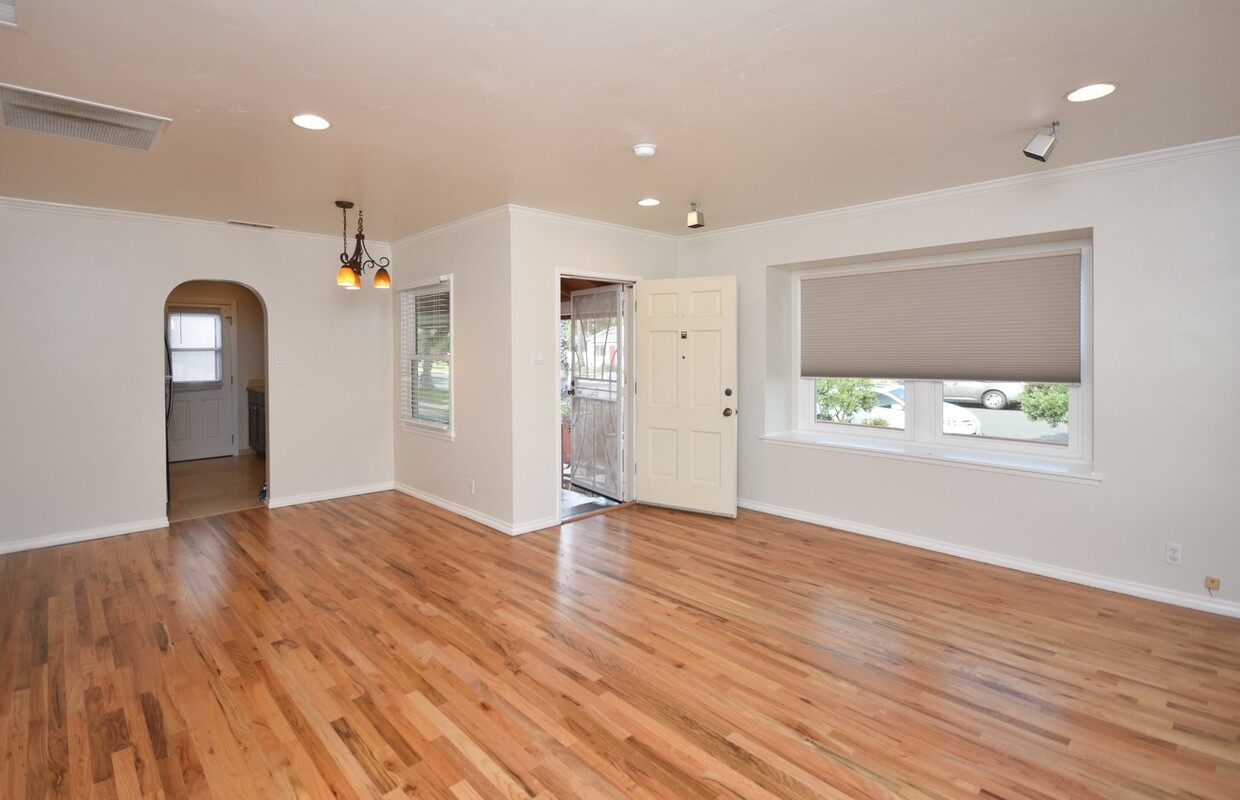 Primary Photo - Charming 3 bedroom home in Oceanside by th...