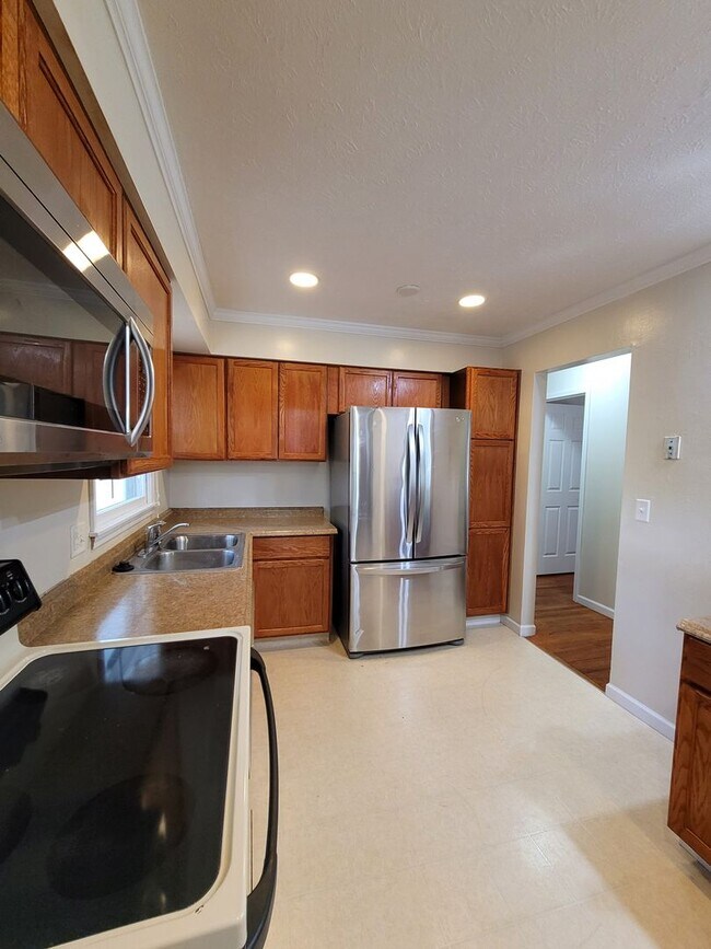 Building Photo - Charming 3 Bedroom With Spacious Living & ...