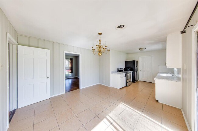 Building Photo - 8407 McAvoy Dr