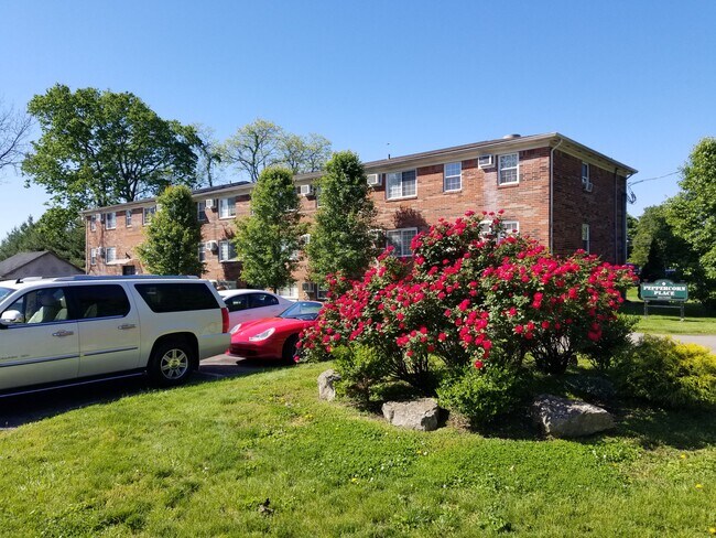 Foto del edificio - 10302 Eastview Ave