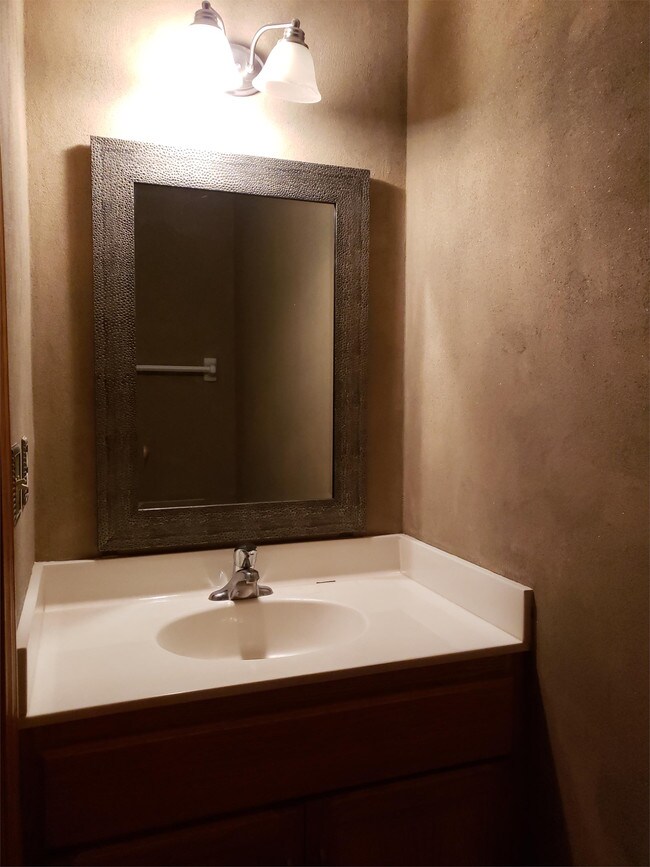 Foto del edificio - 15410 Radium St NW