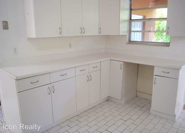 Building Photo - 2309 SE 2nd St