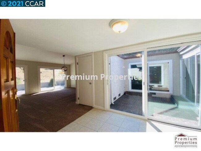 Building Photo - 750 N Paradise Valley Ct
