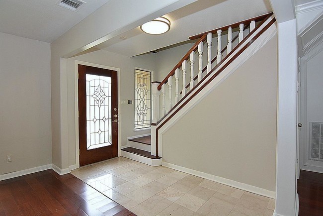 Building Photo - 11803 Carriage Hill Dr