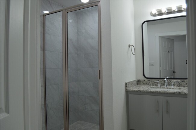Foto del edificio - 214 Basswood Dr
