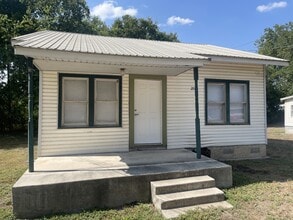 Building Photo - 208 Salinas Rd