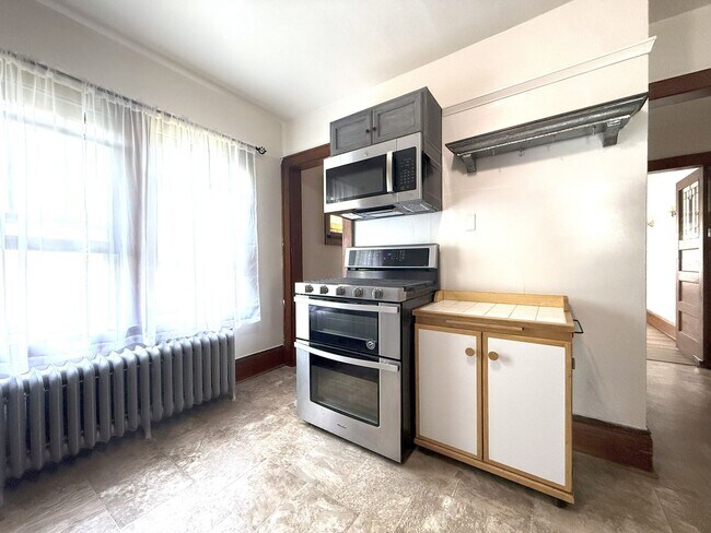 Foto del edificio - 1411 W Rawson Ave