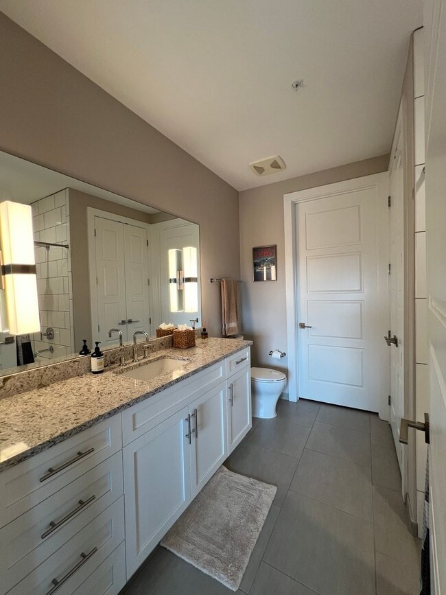 Foto del edificio - Spacious 2 bedroom 3 bath condo with office in City Lights!