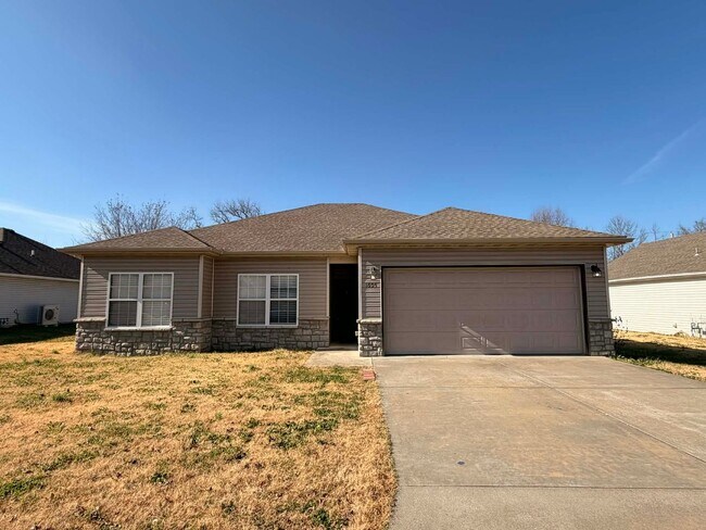 Foto del edificio - COMING SOON: Beautiful 3 bed/2 bath home located in Webb City! Two car attached garage, storm she...