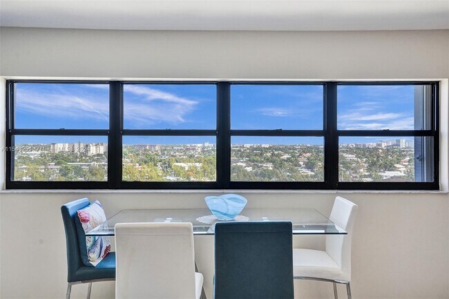 Foto del edificio - 3200 Port Royale Dr N