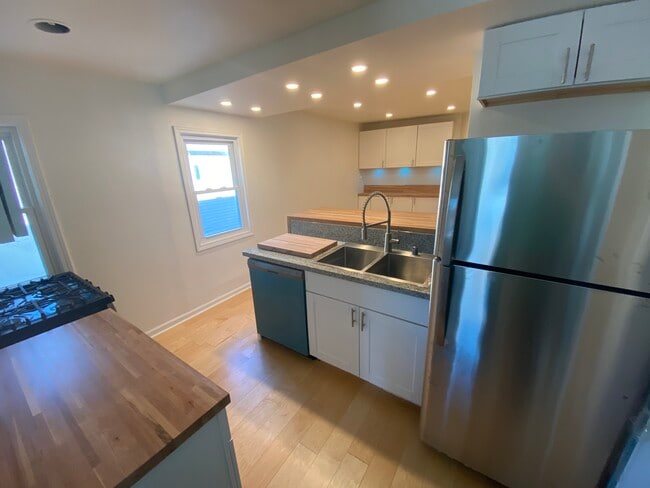 Building Photo - 2547 N Oakland Ave