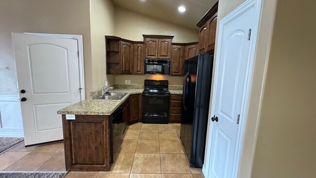 Building Photo - Top floor 3 bedroom 2 bath condo!