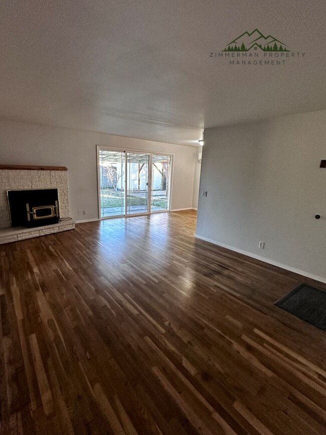 Foto del edificio - Nicely updated Springfield 3-bedroom 1 bat...