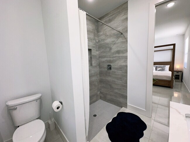 Ducha completamente nueva - 4730 Marguerita Dr