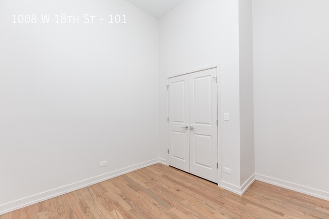 Building Photo - Impeccably Renovated 2-Bed/1-Bath in Heart...