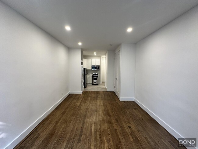 Building Photo - 156 E 85th St