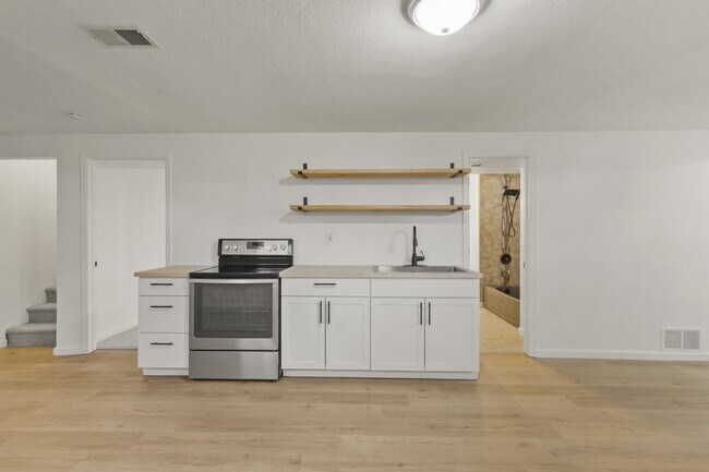 Building Photo - 1147 Royale Dr