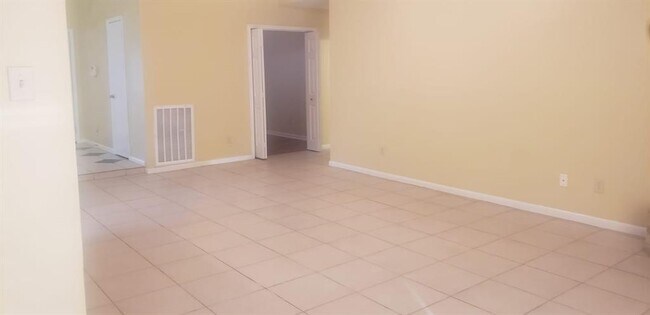 Building Photo - 238 Kings Way