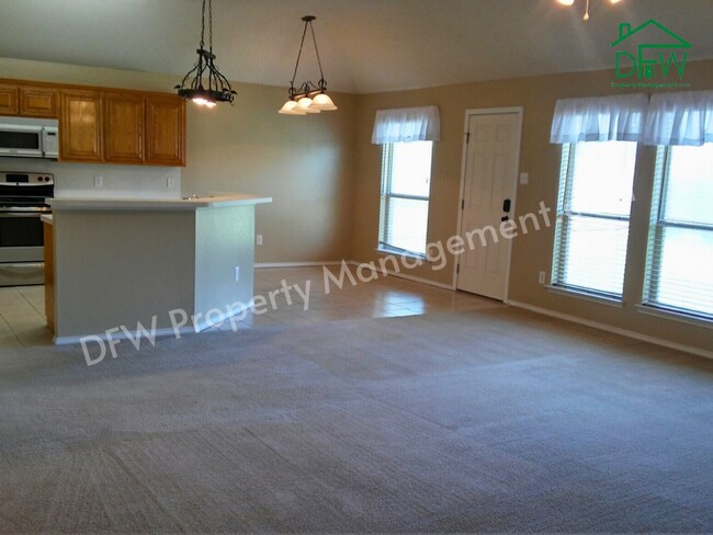 Foto del edificio - Spacious 3-Bedroom Corner Lot Home with La...