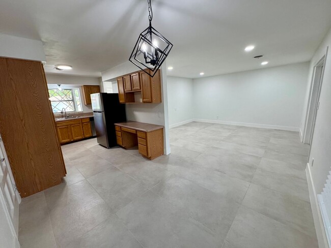 Building Photo - 3 Bedroom , 2 Bath home with office!