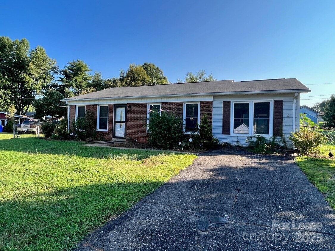 Primary Photo - 222 Sikeston Ct