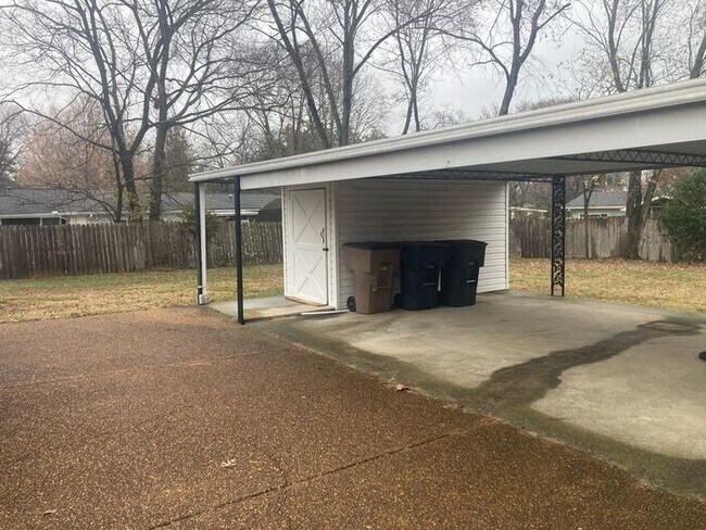 Foto del edificio - Crieve Hall 3 Bedroom Brick House, refinished hardwoods