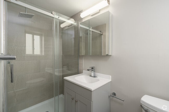 3 habitaciones, 2 baños - 1522 pies cuadrados - Baño principal - Olympic Gardens