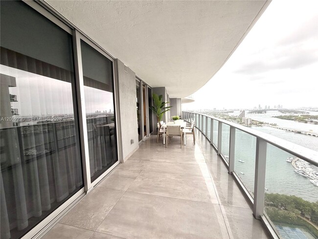 Foto del edificio - 488 NE 18th St