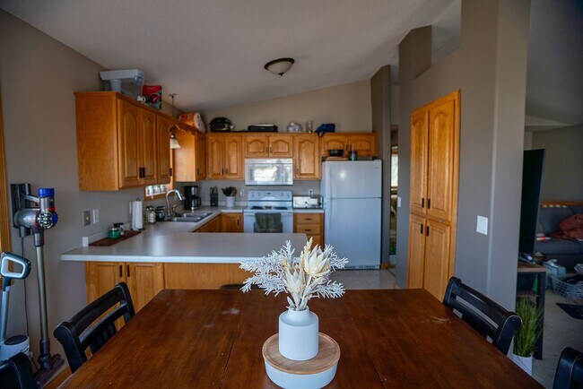 Foto del edificio - 4 Bed 2 full bath Split Entry Home for Rent
