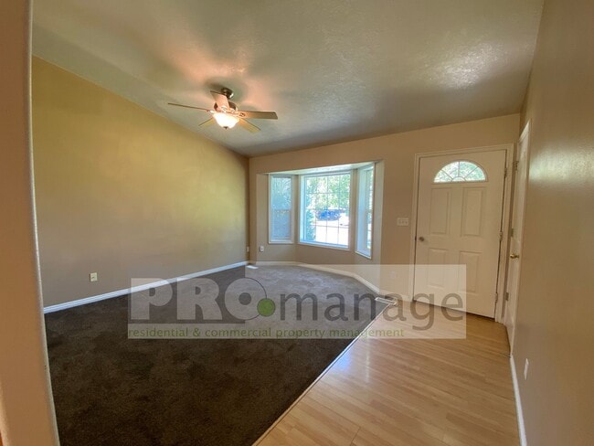 Building Photo - 5 bedroom / 3 bathroom Single Family Home