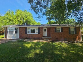 Building Photo - 2706 Pinetree Ln NW