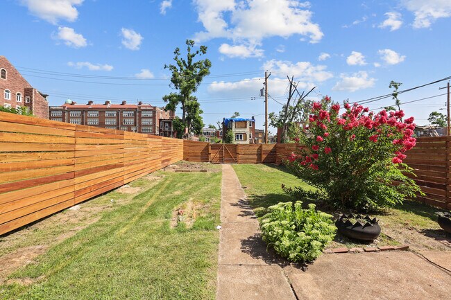 Foto del edificio - 5237 Enright Ave