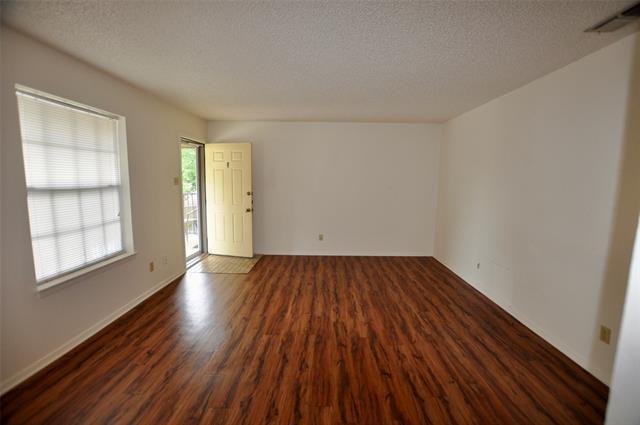 Building Photo - 511 W Oak St