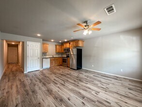 Building Photo - 900 N 46th St