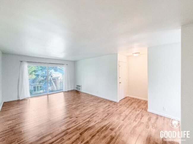 Building Photo - 4540 Maple Ave