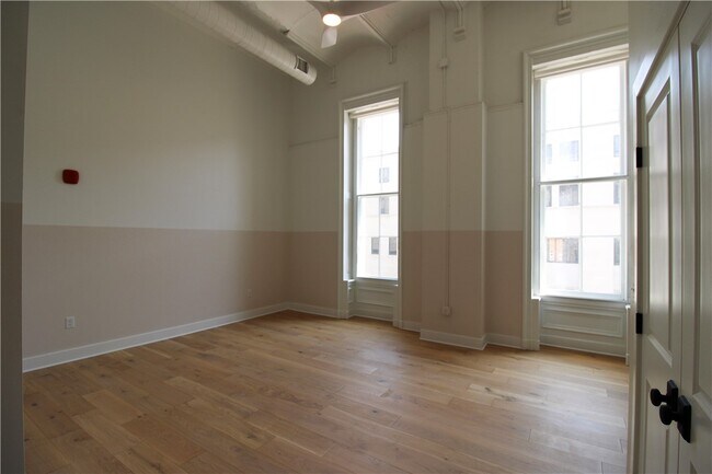 Building Photo - 30 W Broad St