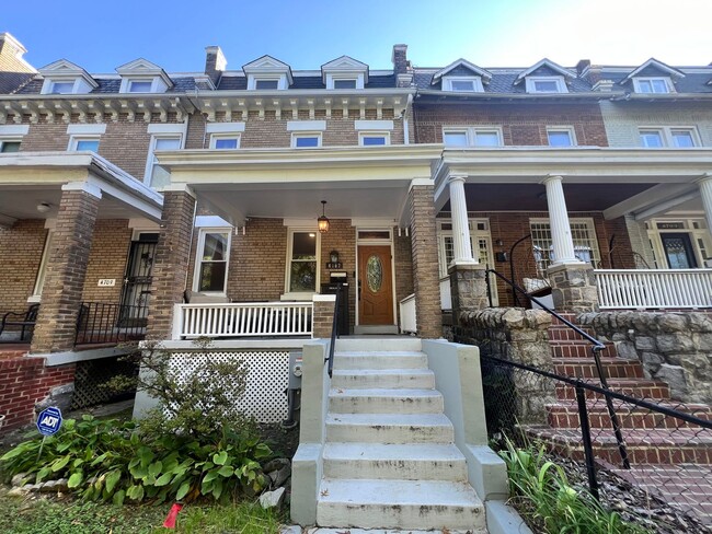 Building Photo - Lovely 3 BR/3.5 BA Townhome in Petworth!