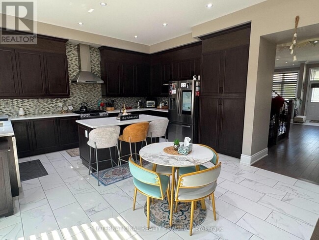 Building Photo - 45 Daisy Meadow Cres
