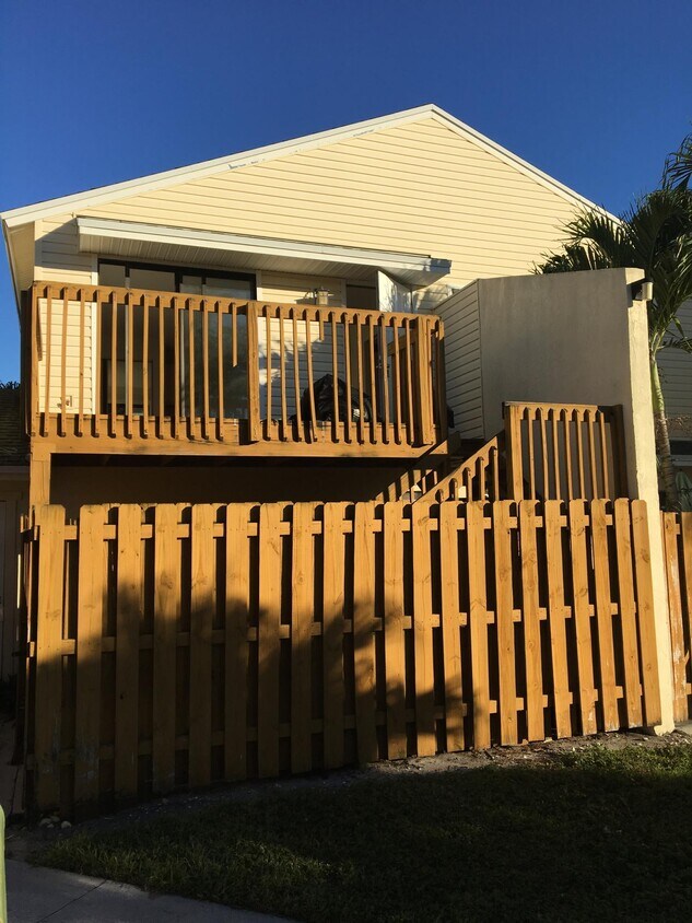 643 Executive Center Dr Unit Q207, West Palm Beach, FL 33401 Condo for Rent in West Palm Beach