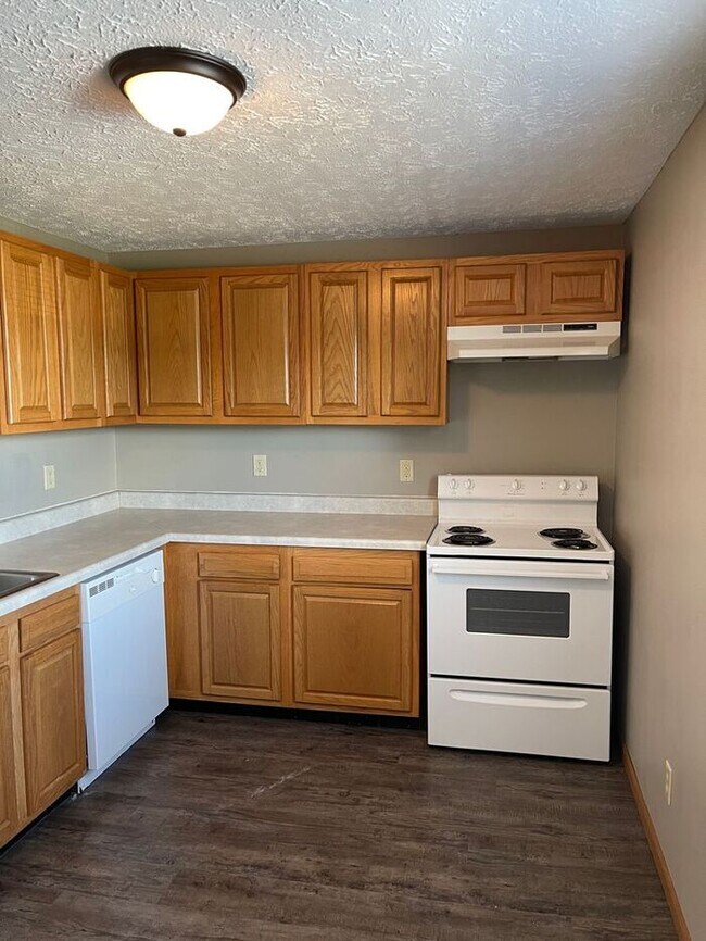 Building Photo - Available Now *PET FRIENDLY*
