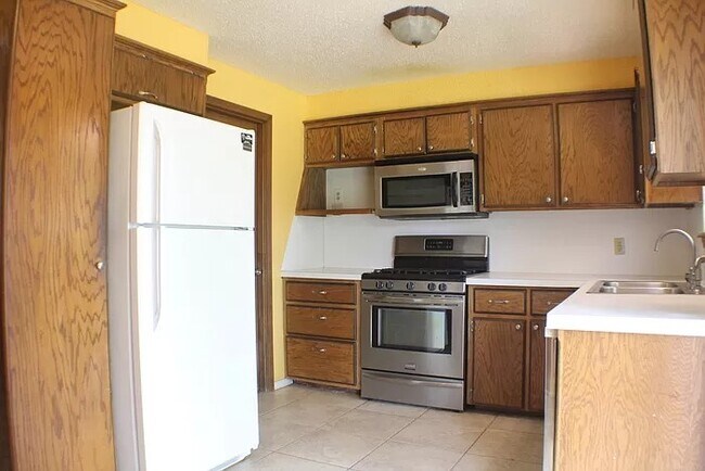 Building Photo - 3020 Lazy Ln