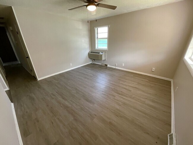 Building Photo - Leasing