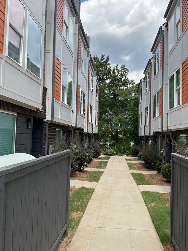 Primary Photo - Beautiful 2 bed/2.5 bath/with office in th...