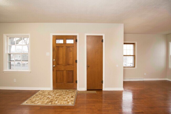 Building Photo - Cozy 3 bedroom 1 bath home - East Side
