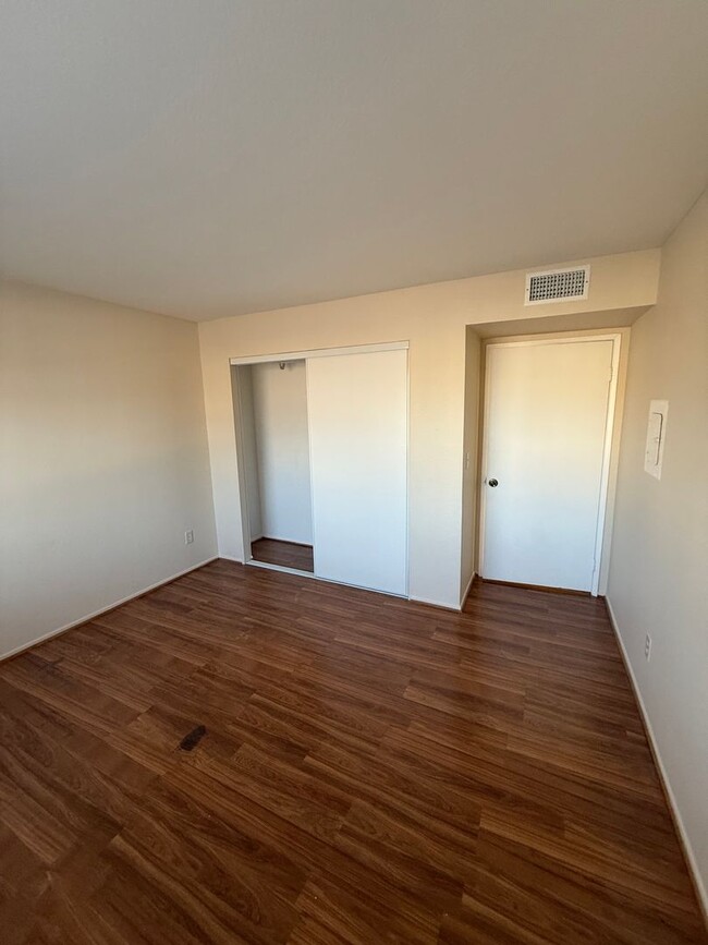 Building Photo - Front Gated 1 Bedroom Condo with AC, Dishw...