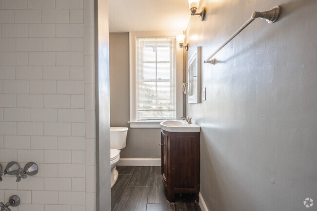 2BR, 1BA - 950SF - Bathroom - The Castle in Cloverdale