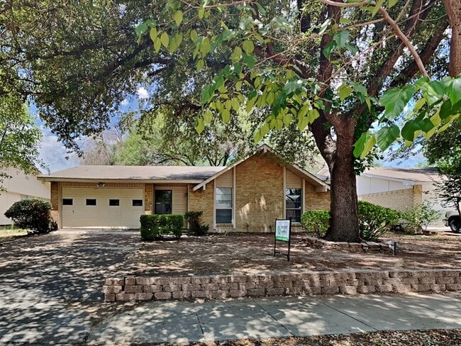 Building Photo - 2706 Santa Anna Dr