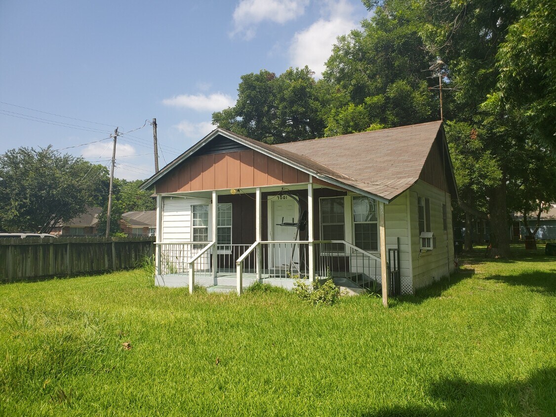 Primary Photo - 7001 Stuebner Airline Rd