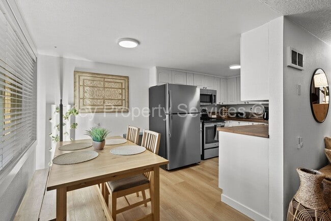 Foto del edificio - Updated Lakeshore Area Condo