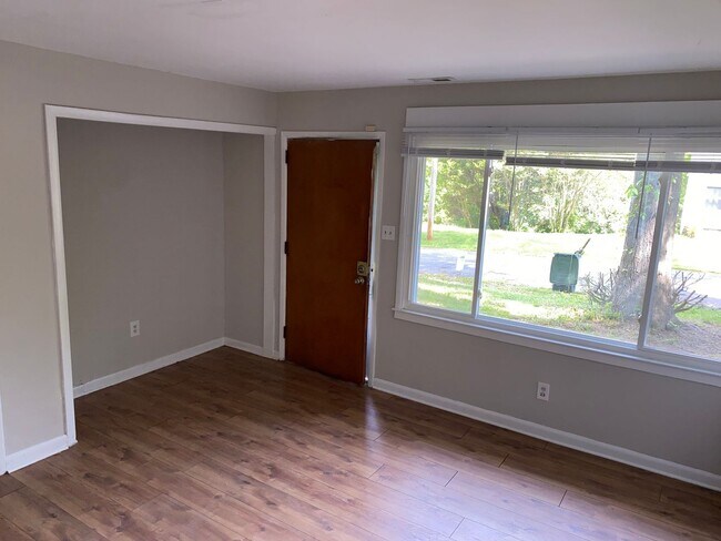 Foto del edificio - Quaint three bedroom, two bath all electri...